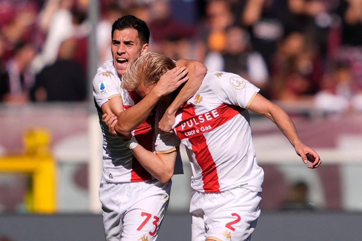 Na snímke hráči Janova Morten Thorsby (vpravo) a Patrizio Masini sa radujú po úvodnom góle v zápase 7. kola talianskej Serie A FC Turín - FC Janov v Turíne 26. októbra 2025.