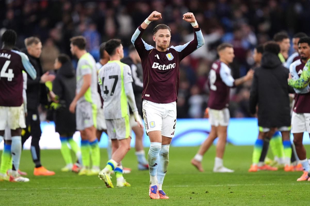 Na snímke hráč Astonu Villa  Matty Cash sa raduje po zápase 9. kola anglickej Premier League Aston Villa – Manchester City v Birminghame 26. októbra 2025.