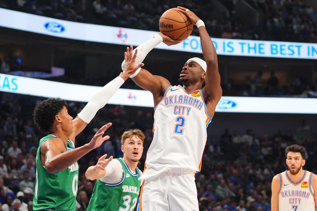 Shai Gilgeous-Alexander z Oklahoma City Thunder skóruje v zápase proti Dallasu.