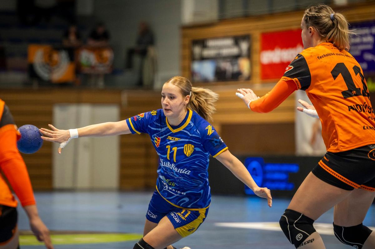 Nora Fajfričová na poste strednej spojky diriguje hru hádzanárok HC DAC Dunajská Streda.