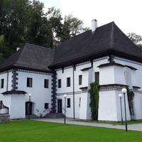 Divín: Obec, kde sa sprievodkyne červenajú a umenie visí aj na stenách, nielen vo vzduchu