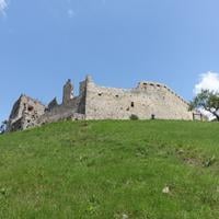 Tento hrad je len hodinu od Bratislavy a patrí medzi najkrajšie zrúcaniny Slovenska! 🏰