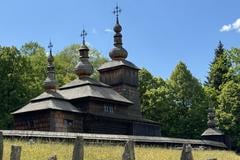 На фото — один із об’єктів у скансені Музею української культури у Свиднику, який працівники впорядкували та підготували до літнього туристичного сезону. Свидник, 20 травня 2024 року.