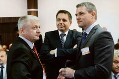 Pavol Pavlis (L)with his successor, Peter Kažimír (C)