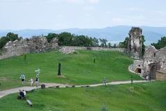 Ruins of Šariš Castle lure tourists