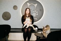 Представниця громадської організації “Planéta zvierat” Софія Шімоновічова разом з котами Максимільяном та Гарфілдом.
