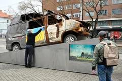 На знімку — люди оглядають понівечену швидку "Оксана" після відкриття публічної виставки "Знищена швидка" у Братиславі.