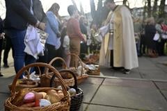 Священник під час традиційного освячення великодніх страв перед Римо-католицькою церквою Відвідин Пресвятої Діви Марії у Требишові, 30 березня 2024 року.