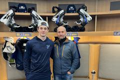 Nováčik v tíme St. Louis Blues Dalibor Dvorský s otcom Daliborom pred debutom v NHL.