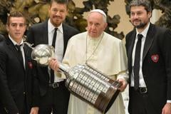 František a výprava San Lorenza s trofejou za víťazstvo v Pohári osloboditeľov.