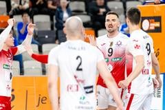 Peter Mlynarčík (druhý sprava s číslom 9) je s vývojom finálovej série zatiaľ spokojný. 