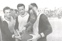 Titus Buberník (v strede) a Milan Dolinský (vľavo) s trofejou za víťazstvo v Rappanovom pohári.