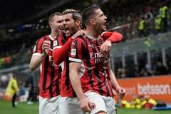Miláno - Luka Jovič (vpravo) z AC Miláno sa teší z gólu v odvetnom semifinálovom zápase Talianskeho pohára vo futbale Inter Miláno - AC Miláno v Miláne v stredu 23. apríla 2025.