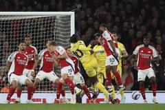 Futbalista Crystal Palace Eberechi Eze (10) strieľa gól v zápase 34. kola anglickej Premier League FC Arsenal - Crystal Palace v Londýne v stredu 23. apríla 2025.