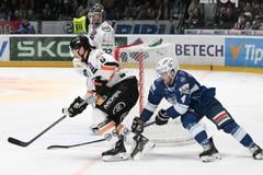 Na snímke zľava Blake Parlett (Košice) a Jaedon Descheneau (Nitra)