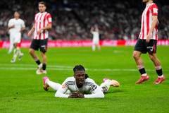 Hráč Realu Madrid Eduardo Camavinga leží na trávniku počas futbalového zápasu španielskej La Ligy