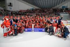 Na snímke hokejisti Prešova sa tešia z postupu do slovenskej extraligy po triumfe v piatom zápase finále play off hokejovej Tipos SHL HC Prešov - HK Skalica v Prešove 24. apríla 2025. V piatom súboji zvíťazili nad HK Skalica 4:2 a v celej sérii triumfovali 4:1 na zápasy.