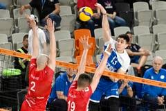 Na snímke vpravo Michal Trubač (VKP) a zľava Lukáš Smolej  a Filip Mačuha (obaja Rieker) počas 5. zápasu finále play off Niké extraligy vo volejbale mužov VKP FTVŠ UK Bratislava - Rieker UJS Komárno v Bratislave vo štvrtok 24. apríla 2025.