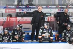 Na snímke uprostred tréner Košíc Dan Ceman v prvom zápase finále play off hokejovej Tipos extraligy medzi HC Košice - HK Nitra 18. apríla 2025 v Košiciach. FOTO TASR - František Iván