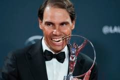 Bývalý španielsky tenista Rafael Nadal pózuje so špeciálnou cenou pre „športovú ikonu“na slávnostnom odovzdávaní prestížnych športových cien Laureus World Sports Awards v Madride.