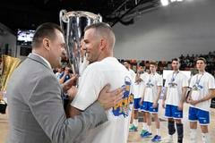 Kapitán VKP Juraj Zaťko (vpravo) si pohár pre majstra prevzal z rúk prezidenta SVF Mareka Rojka.
