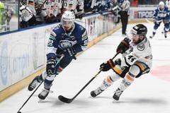 Na snímke zľava Miloš Bubela (Nitra) a Mislav Rosandič (Košice) v treťom zápase finále play off Tipos extraligy medzi HK Nitra a HC Košice