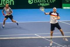 Igor Zelenay (vpravo) s Filipom Poláškom počas pamätnej štvorhry z marca 2022, keď v Bratislave zdolali taliansky tandem Simone Bolelli, Jannik Sinner 6:3, 1:6, 7:6 (3).