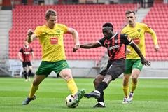 Kapitán Žiliny Tomáš Hubočan, hráč Trnavy Philip Azango a hráč Žiliny Patrik Iľko  bojujú o loptu .