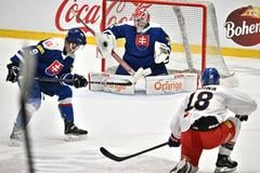 Na snímke sprava Filip Zadina (Česko), brankár Patrik Rybár (Slovensko) a Rayen Petrovický (Slovensko) v odvetnom prípravnom zápase Česká republika - Slovensko v Ostrave v piatok 25. apríla 2025. Vo štvrtok Slováci prehrali 0:4. Oba tímy sa pripravujú na májový svetový hokejový šampionát v Štokholme a Herningu.