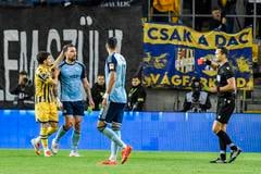 Kapitán Slovana Bratislava Guram Kašia vidí z rúk rozhodcu Ivana Kružliaka červenú kartu, utešuje ho útočník domácich Ammar Ramadan.