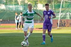 Ján Vlasko (s loptou) a proti nemu obranca Komárna Dominik Špiriak.