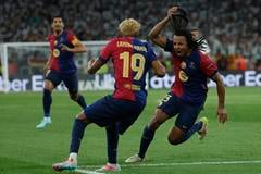 Jules Kounde (vpravo) oslavuje po strelení tretieho gólu svojho tímu počas finálového zápasu španielskeho pohára Copa del Rey medzi Barcelonou a Realom Madrid