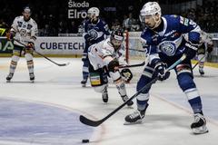 Miloš Bubela (vpravo) v súboji s Eduardom Šedivým počas šiesteho finále v roku 2025 hokejovej extraligy v Nitre.