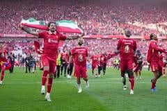 Dominik Szoboszlai oslavuje so spoluhráčmi titul v Premier League.