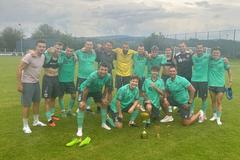 Štefan Pekár (druhý sprava) hráva za Kanianku a popritom už pôsobí ako športový riaditeľ FC Baník Prievidza.