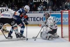 Jaroslav Janus sa snaží zabrániť gólu Jaedona Deschenaua v šiestom finále hokejovej extraligy v Nitre v roku 2025.