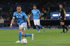 Slovenský hráč SSC Neapol Stanislav Lobotka (vľavo) počas zápasu 34. kola talianskej Serie proti FC Turín.