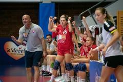 Michal Lukačín naplno prežíval zápasy aj na lavičke reprezentácie junioriek Slovenska na majstrovstvách Európy hráčok do 19 rokov v slovinskom Celje 2021.