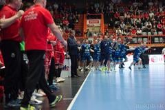 Radosť lavičky bojnických hádzanárov po premenenom rozhodujúcom pokuse Juraja Briatku v treťom semifinále play-off na pôde Považskej Bystrice.