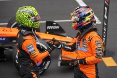 Tím McLaren vyhral tri preteky za sebou prvýkrát od roku 2012. Lando Norris (vľavo) gratuluje tímovému kolegovi Oscarovi Piastrimu.