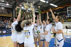 Takto sa basketbalistky Piešťan radovali vo svojej hale zo slovenského titulu. Na ich aktuálnych tričkách sa skvie „oznam“ o zisku štyroch trofejí v tejto sezóne, keďže si vybojovali Česko-slovenský pohár, Slovenský pohár, prvenstvo v Stredoeurópskej lige (CEWL) a opäť sú majsterky Slovenska.