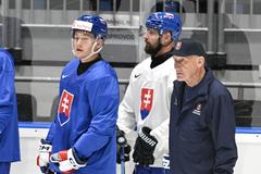 Na snímke sprava tréner Craig  Ramsay, hráči Tomáš Tatar a Adam Sýkora počas tréningu slovenskej hokejovej reprezentácie pred začiatkom kvalifikácie na zimné olympijské hry v Taliansku v roku 2026. V kvalifikácii, ktorá sa uskutoční v Bratislave od 29. augusta do 1. septembra, budú slovenskí hokejisti hrať proti Rakúsku, Maďarsku a Kazachstanu. V Bratislave 25. augusta 2024.