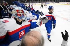Slovenskí hokejisti sa tešia z gólu v zápase proti Lotyšsku na MS hráčov do 18 rokov.