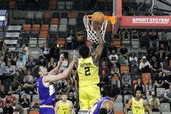 Na snímke zľava Ilja Gromovs (Spišskí Rytieri) a Dontay Caruthers (Inter) počas prvého zápasu semifinále play off Tipos SBL medzi Inter Bratislava - Spišskí Rytieri 20. apríla 2025 v Bratislave.