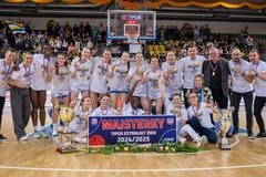 Kolektív Piešťanských Čajok so zlatými medailami a víťaznými trofejami pre majsterky Slovenska v sezóne 2024/25.