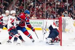 JB 3 Montreal - Slovenský hráč Montrealu Canadiens Juraj Slafkovský (tretí zľava) s pukom pred brankárom Washingtonu Capitals Loganom Thompsonom v zápase 1. kola play off zámorskej hokejovej NHL Montreal Canadiens - Washington Capitals v Montreale 25. apríla 2025. FOTO TASR/AP..Montreal Canadiens' Juraj Slafkovsky, third from left, is stopped by Washington Capitals goaltender Logan Thompson, right, during the first period of Game 3 of a first-round NHL hockey playoff series in Montreal Friday, April 25, 2025. (Christopher Katsarov/The Canadian Press via AP)