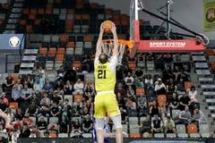 Milan Szabó (Inter) smečuje v semifinále play off SBL proti Spišským Rytierom.