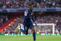 Ousmane Dembele sa teší z gólu do siete Arsenalu.