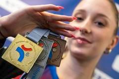 V rukách slovenskej stolnotenisovej reprezentantky Dominiky Wiltschkovej medaily, o ktoré sa bude hrať na ME do 21 rokov v Bratislave.