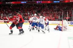 Hráči Washingtonu Capitals sa tešia z gólu proti Montrealu.